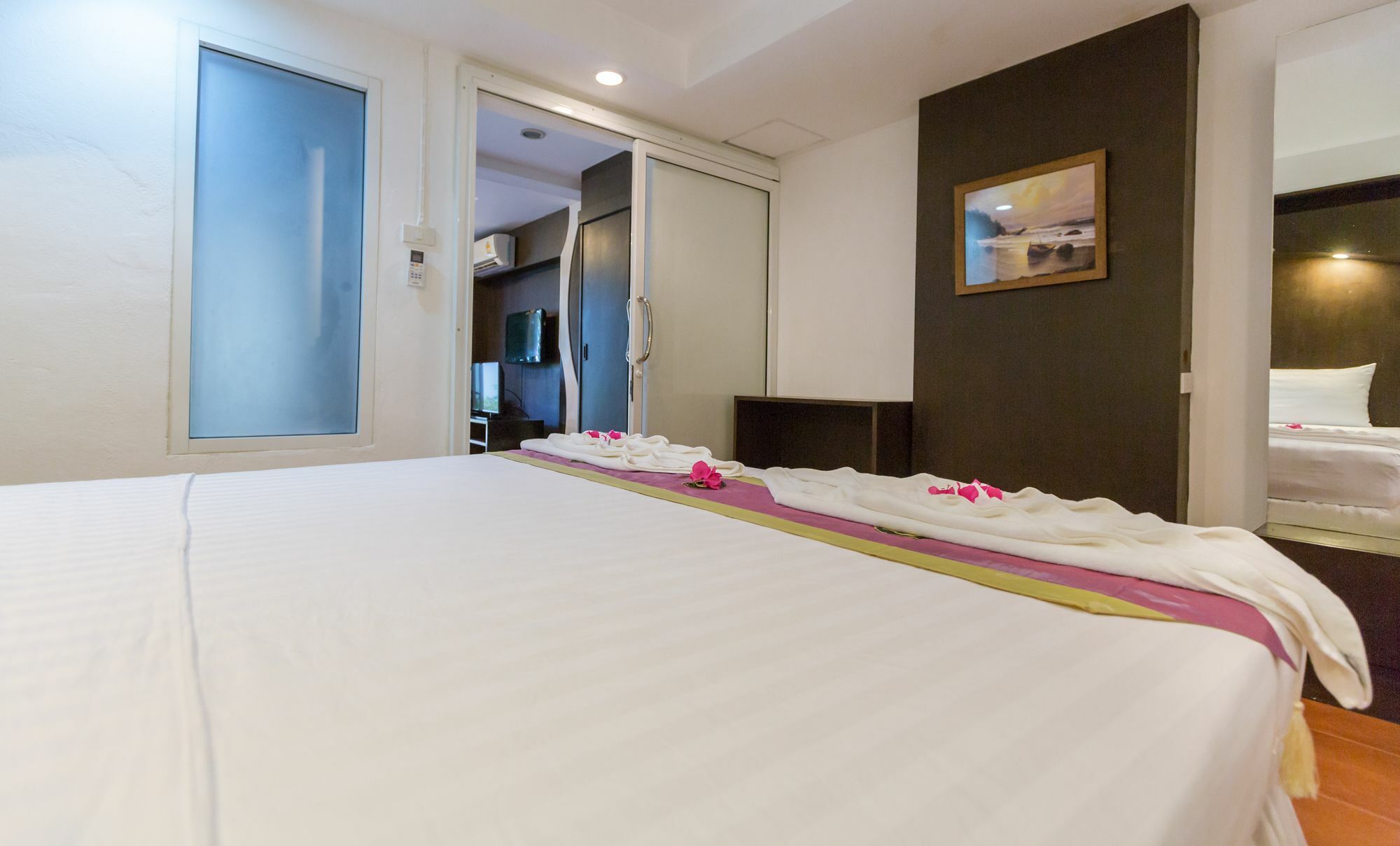 Porterhouse Beach Hotel Patong ภายนอก รูปภาพ